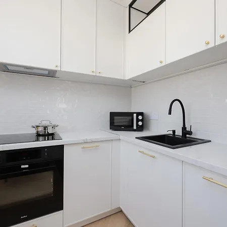 Elegant With Parking Space Near Expo Xxi In By Renters *