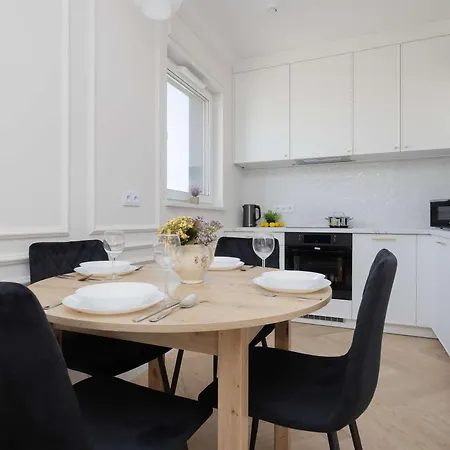 Elegant With Parking Space Near Expo Xxi In By Renters Apartmán