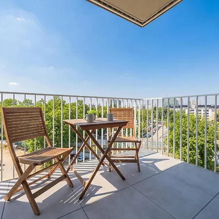 Elegant With Parking Space Near Expo Xxi In By Renters * Varsó