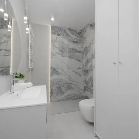 Apartman Elegant With Parking Space Near Expo Xxi In By Renters